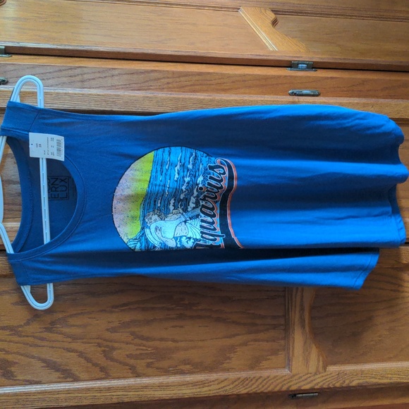 ❤️ Aquarius Blue Razorback tank 2X - Picture 2 of 6